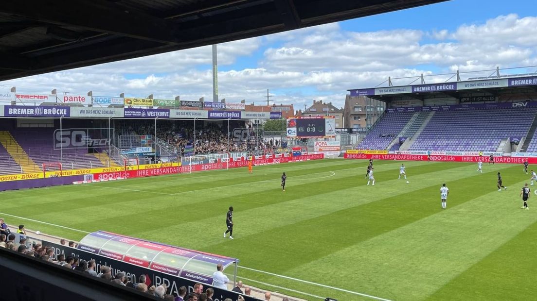 De aanvallers van FC Groningen proberen druk op de bal te zetten