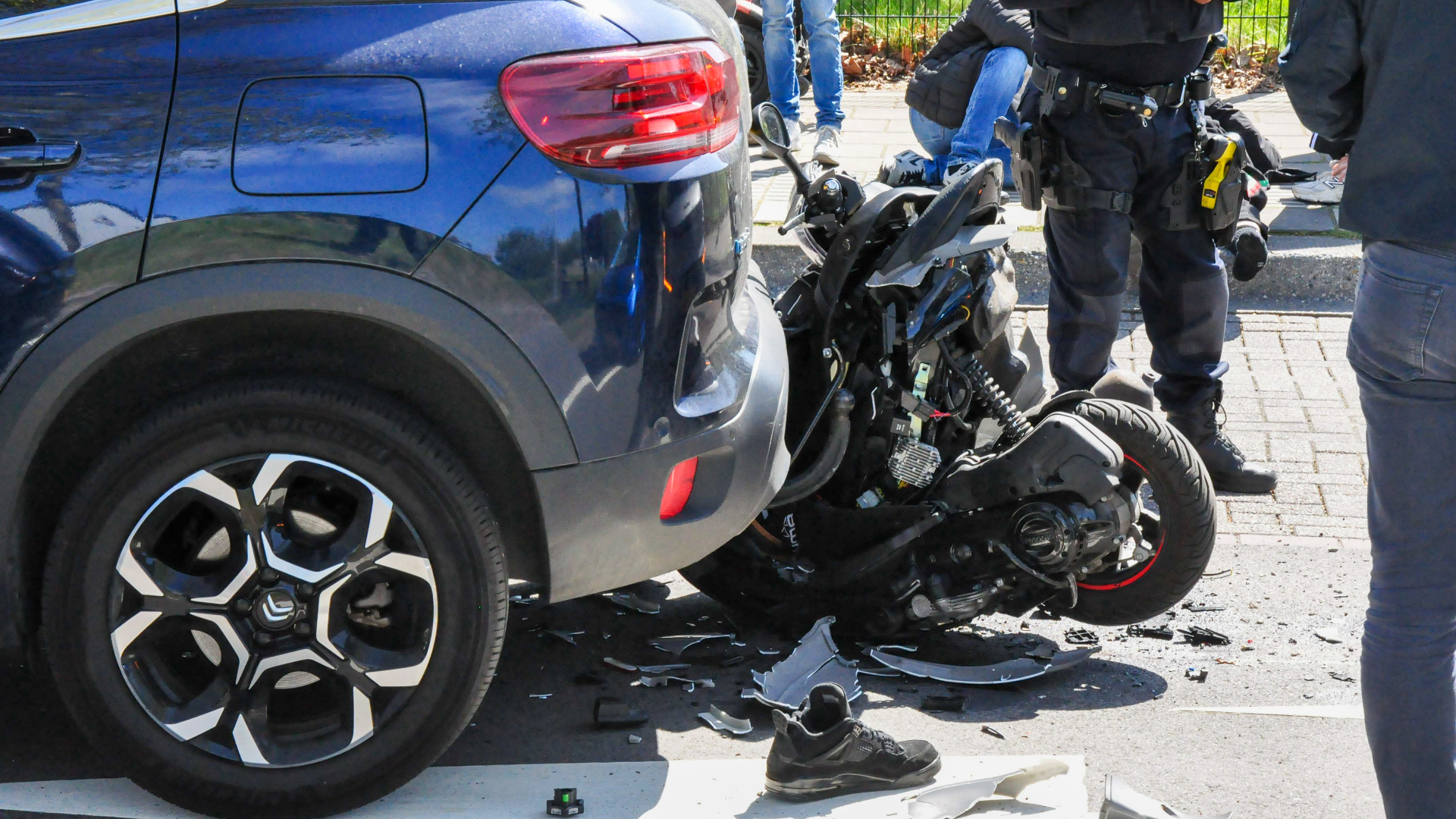 Ongeluk met scooter en 3 auto's in Amersfoort