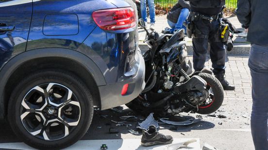 Ongeluk met scooter en 3 autos in Amersfoort. Ongeluk met scooter en 3 autos in Amersfoort.