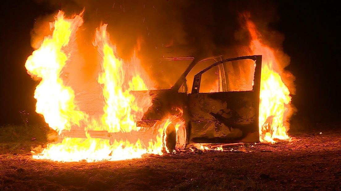 De auto brandde helemaal uit (Rechten: Persbureau Meter)