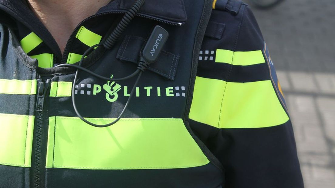 Agenten proberen bij Millingen een rave party te stoppen.