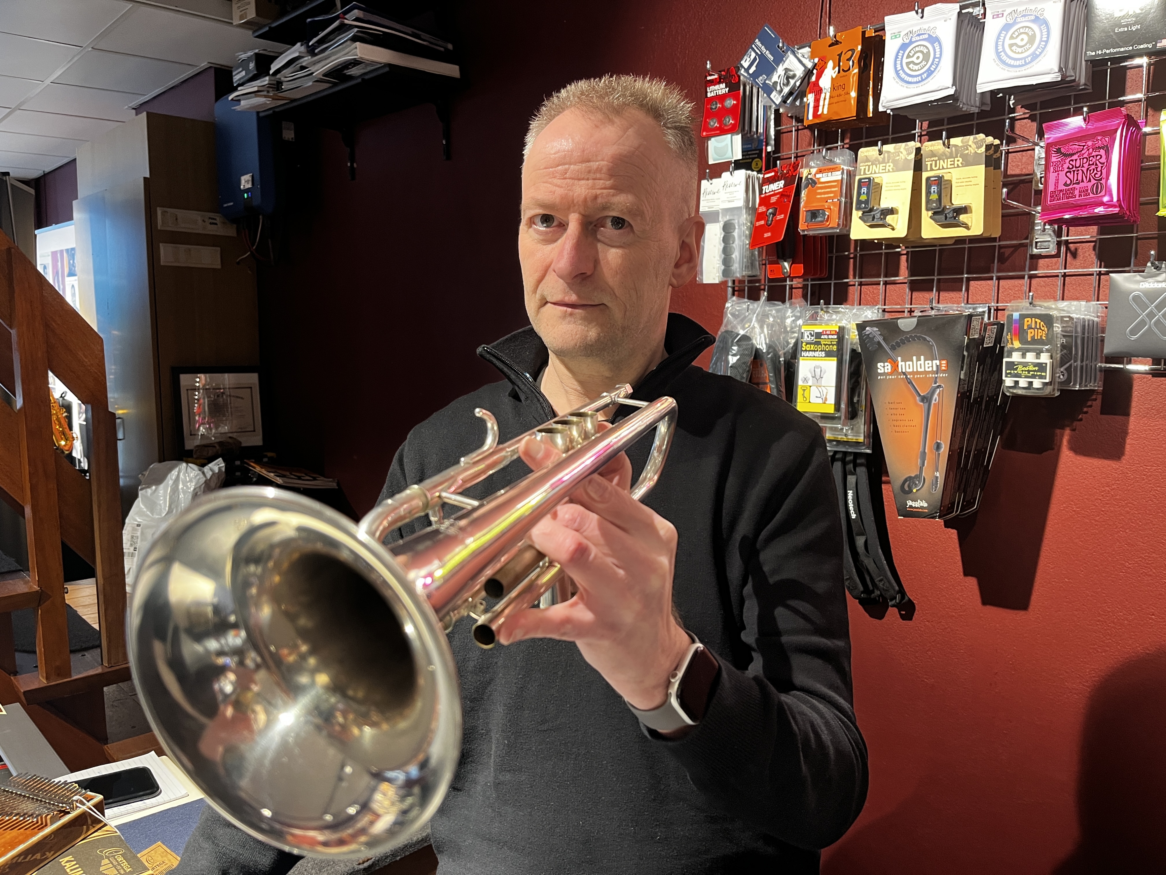 Brokken, stukken en confetti: dit komt Patrick tegen als hij blaasinstrumenten schoonmaakt na carnaval