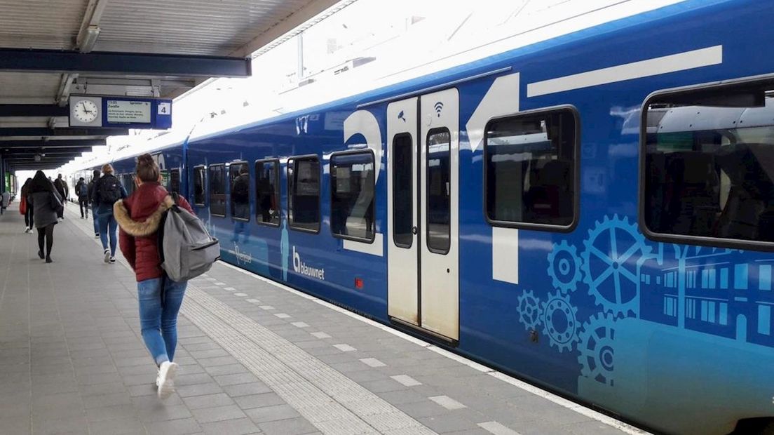 Een stilstaande trein op station Zwolle