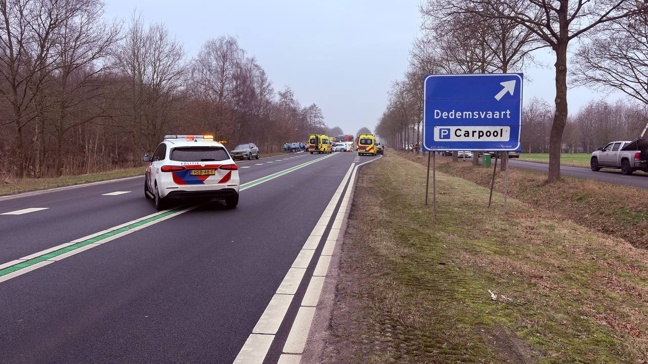 Man overleden bij botsing op N377 bij Dedemsvaart, weg uren dicht.