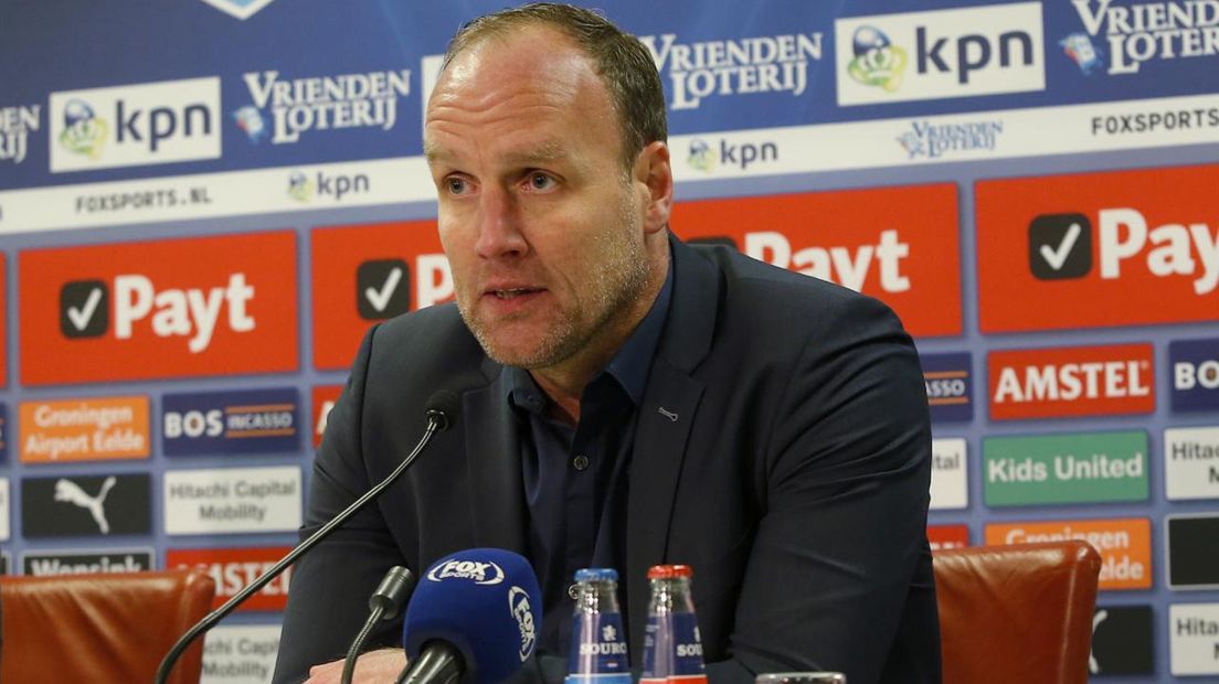 Dick Lukkien licht de overwinning van FC Emmen op FC Groningen toe op de persconferentie