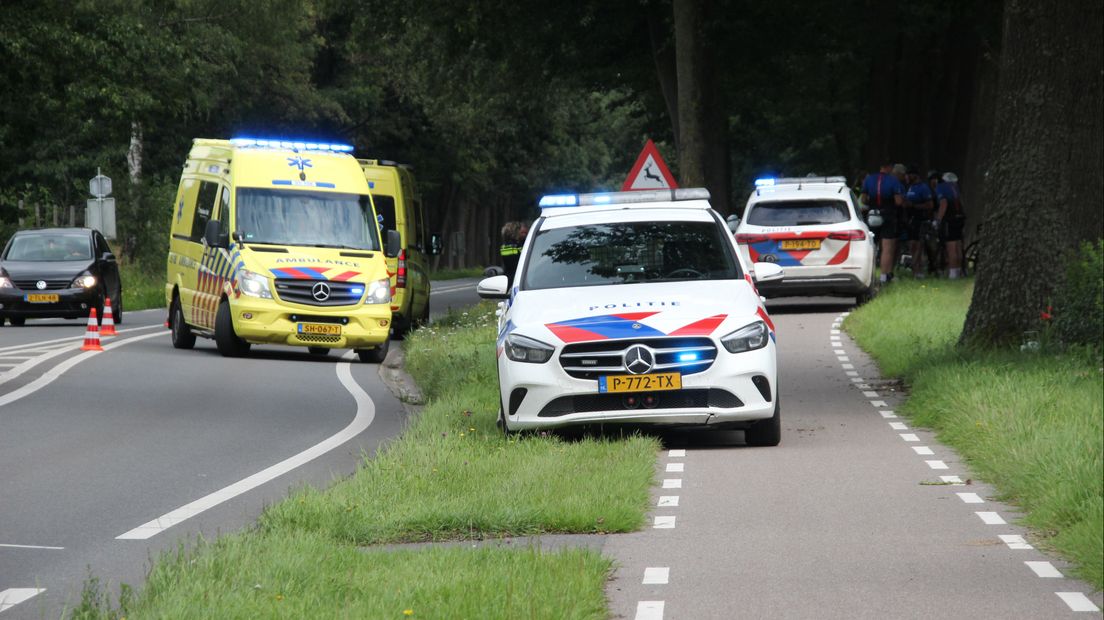 Twee wielrenners zijn gewond geraakt toen tak in het wiel kwam
