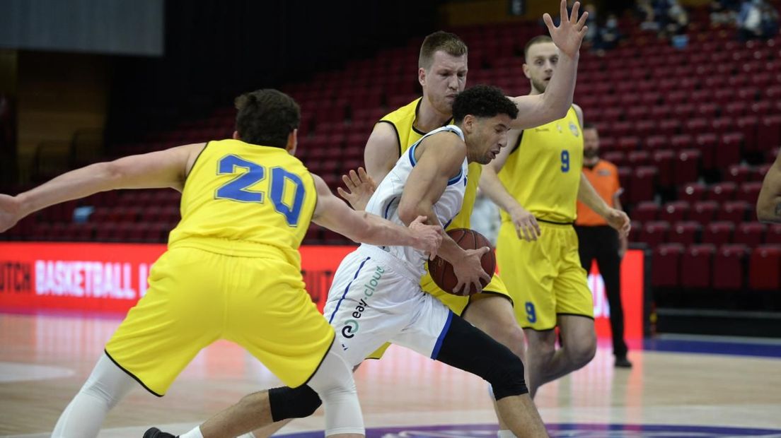 Leon Williams breekt namens Donar door de verdediging van Den Helder heen