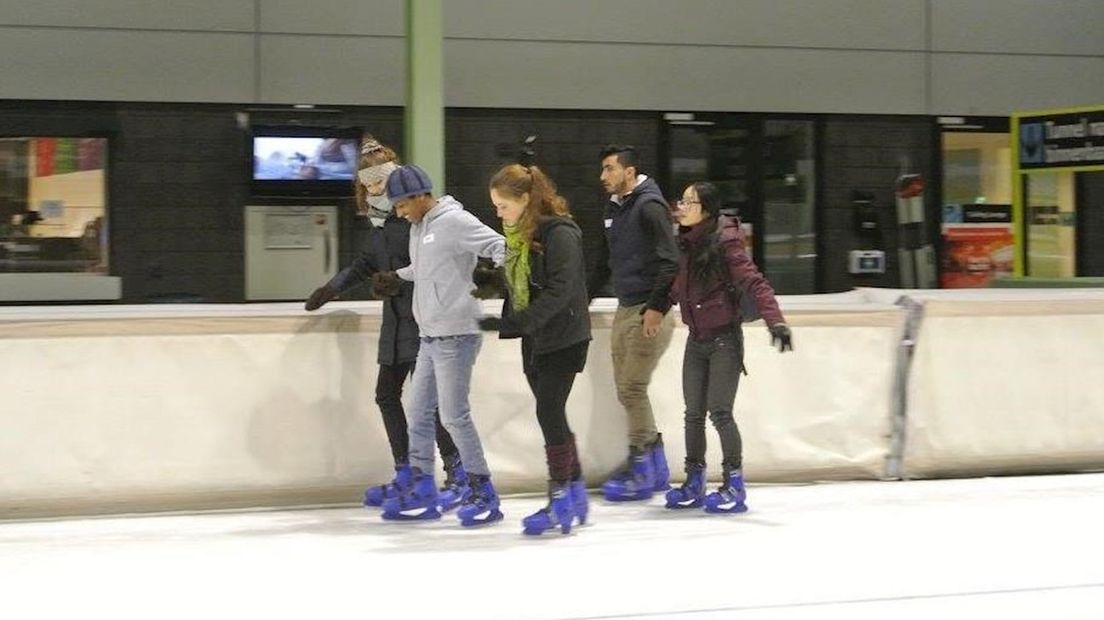 Studenten van de UT schaatsen samen met vluchtelingen