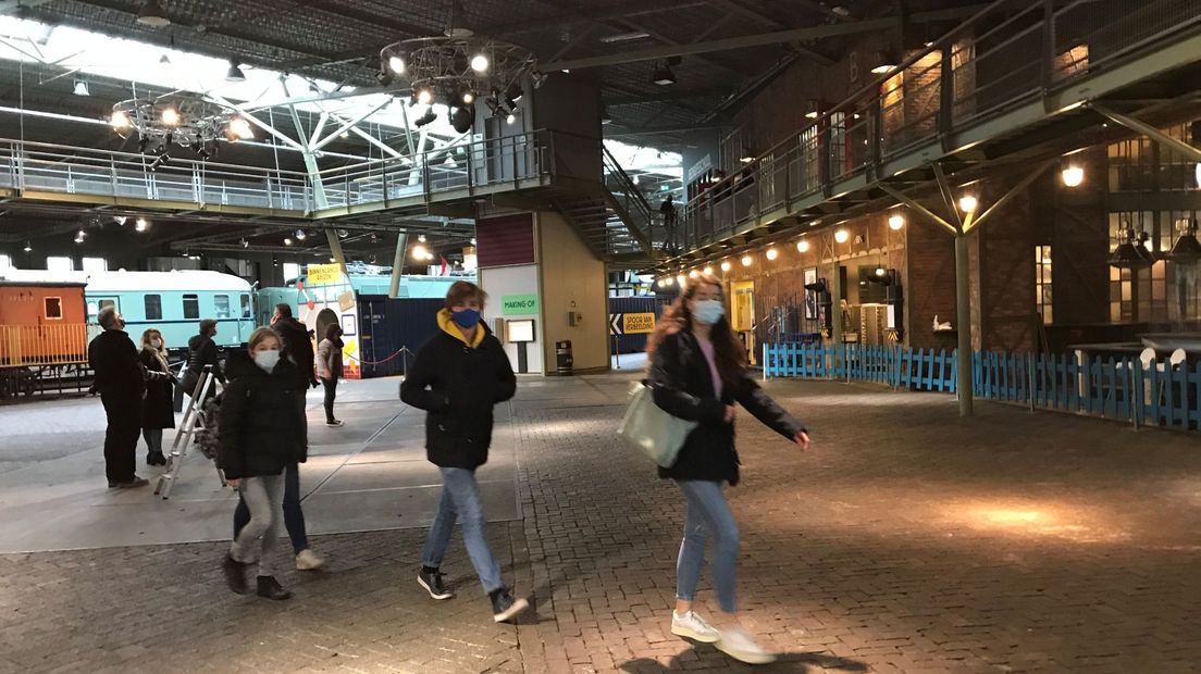 Leerlingen komen aan voor hun eerste toets in het Spoorwegmuseum.