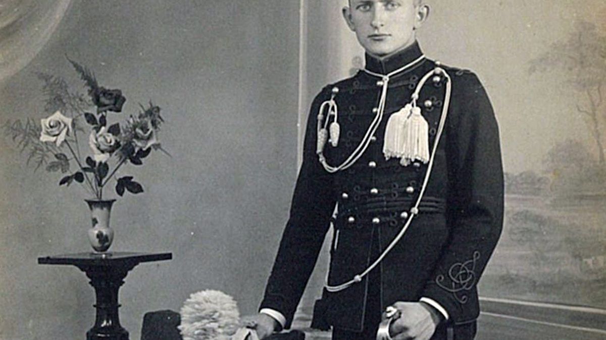 Huzaar begraven op Militair Ereveld Grebbeberg