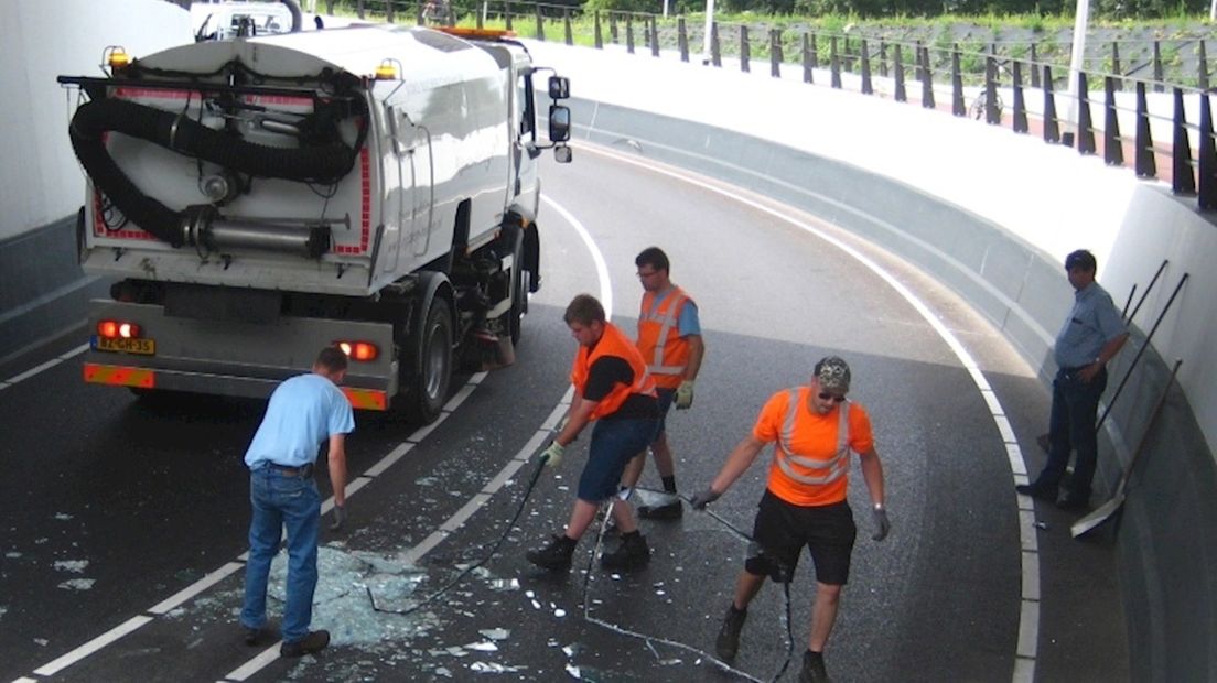 Glas op wegdek na botsing met tunnel