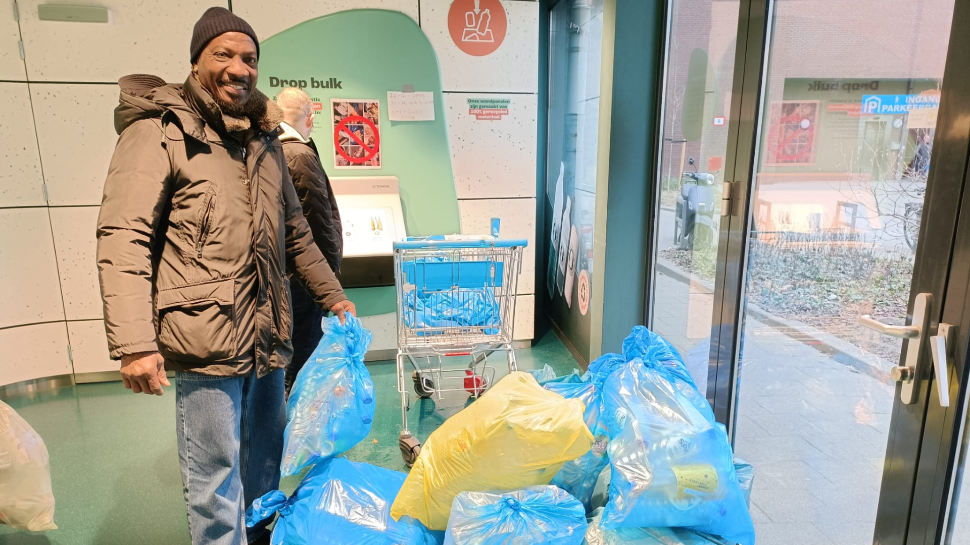 Steve Klas bij de statiegeldmachine in Rotterdam-Keizerswaard.