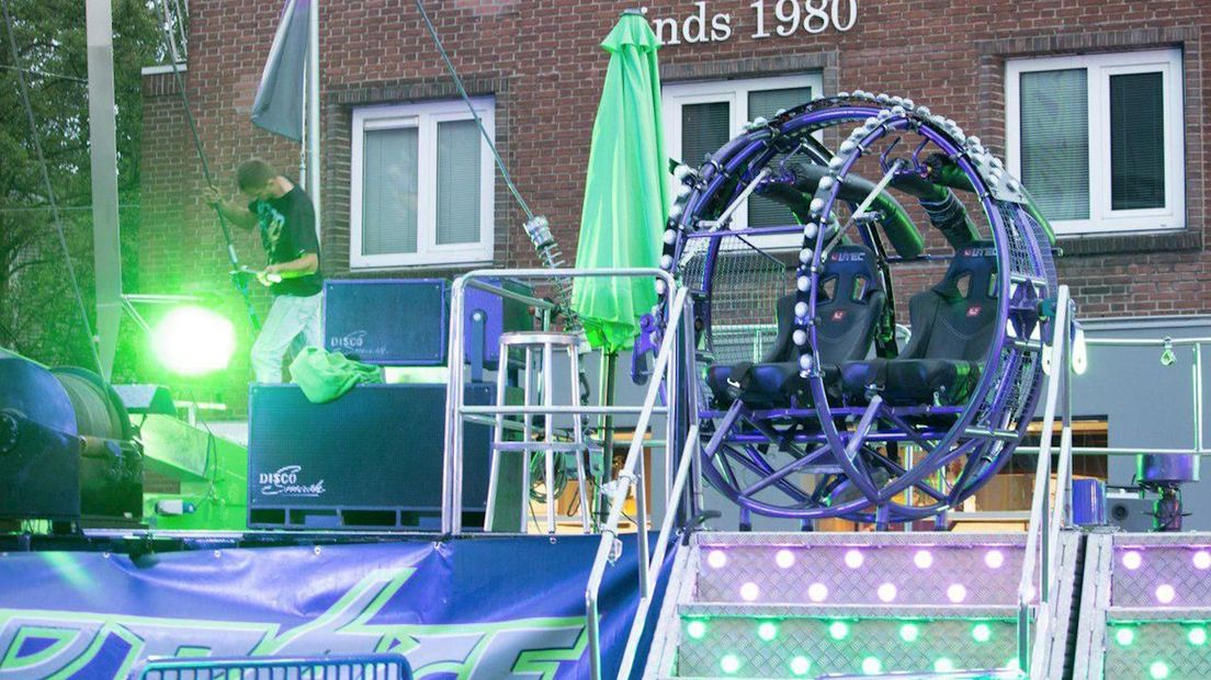 Elastiek attractie Katapult schiet los tijdens lancering op kermis Hengelo