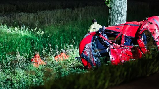 Auto klapt op boom, chauffeur verongelukt op Zuidendijk in Dordrecht.