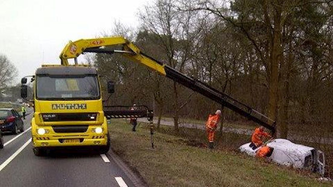 Auto in de sloot langs N48