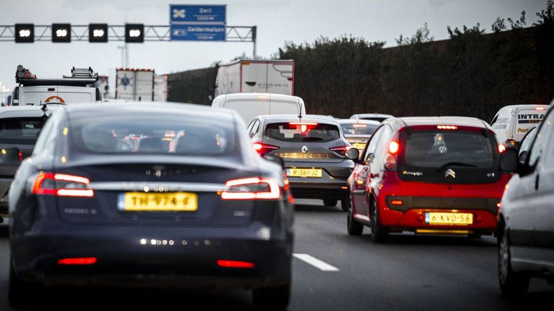 File op de A2 vlak voor knooppunt Deil op archiefbeeld.