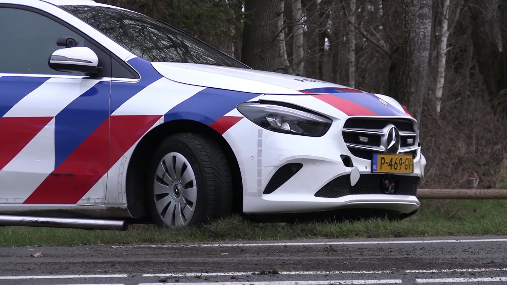 Politie Rijdt Gestolen Auto Klem - RTV Oost