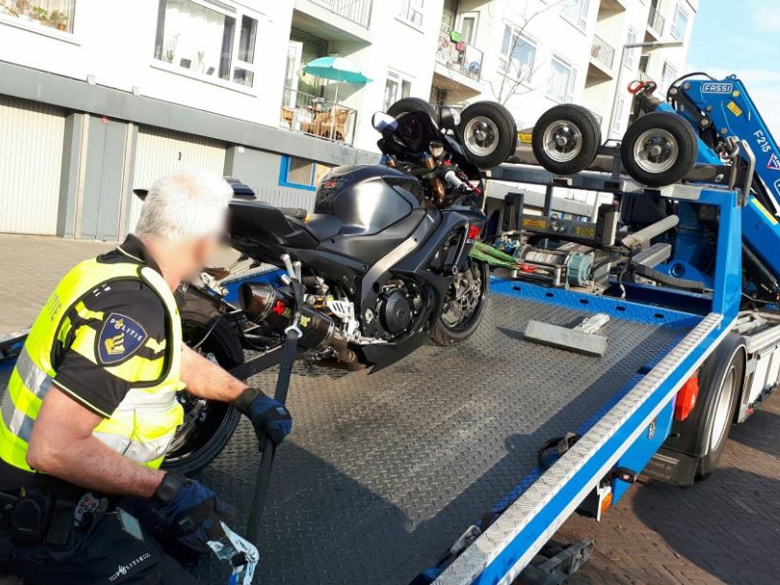 De inbeslagggenomen motor op de Vaanweg in Rotterdam van afgelopen Tweede Paasdag (Bron: Politie Charlois)