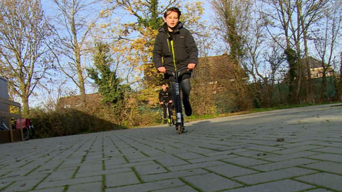 Boaz (10) zamelde handtekeningen in voor een pumptrack in Krabbendijke