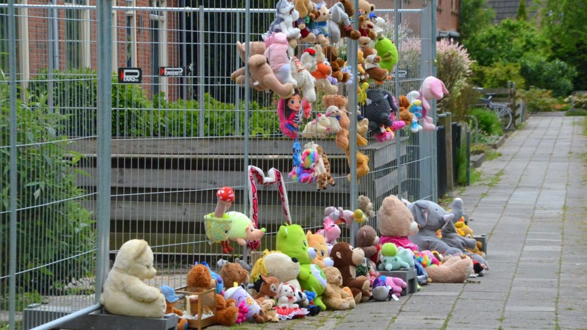 Tientallen knuffels neergelegd bij vernielde woningen Stadskanaal