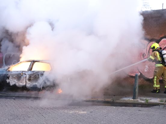 Auto gaat volledig in vlammen op | Motorrijder vanachter aangereden voor stoplicht