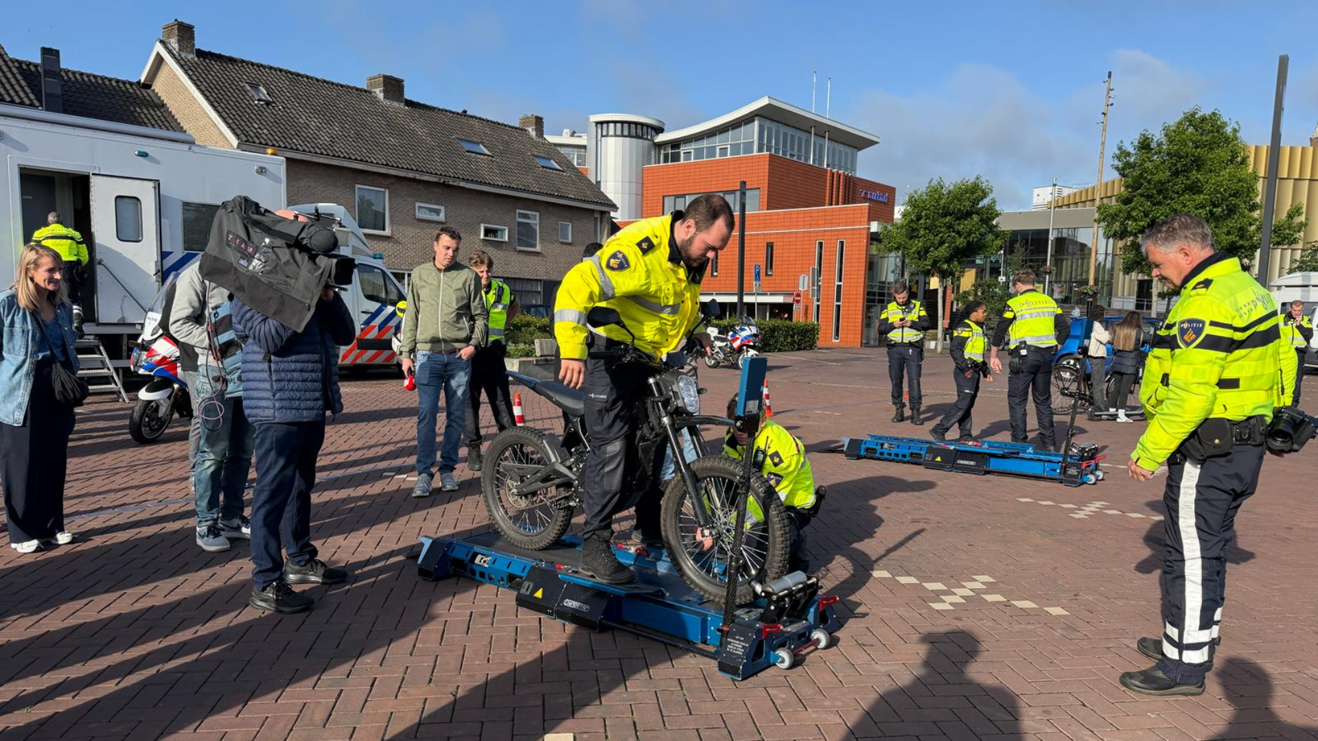 Op de rollenbank wordt de maximumsnelheid van fatbikes gecontroleerd.