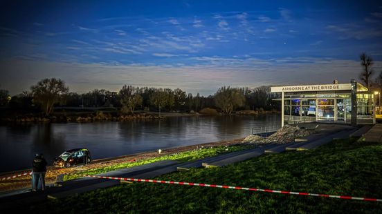 Auto rolt bijna van Rijnkade af; bestuurder zwaargewond