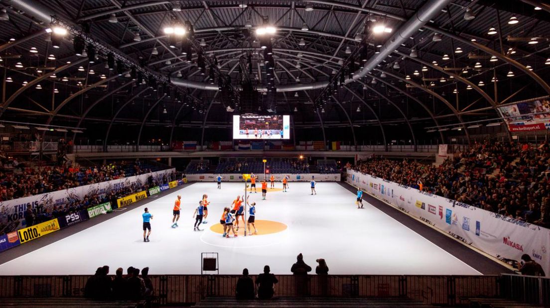 De korfballers van Oranje in actie op het EK in Dordrecht.