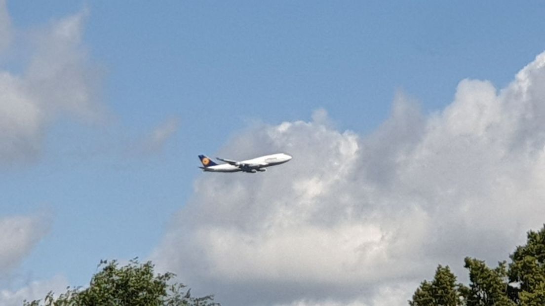 Boeing 747 van Lufthansa vliegt laag over Enschede
