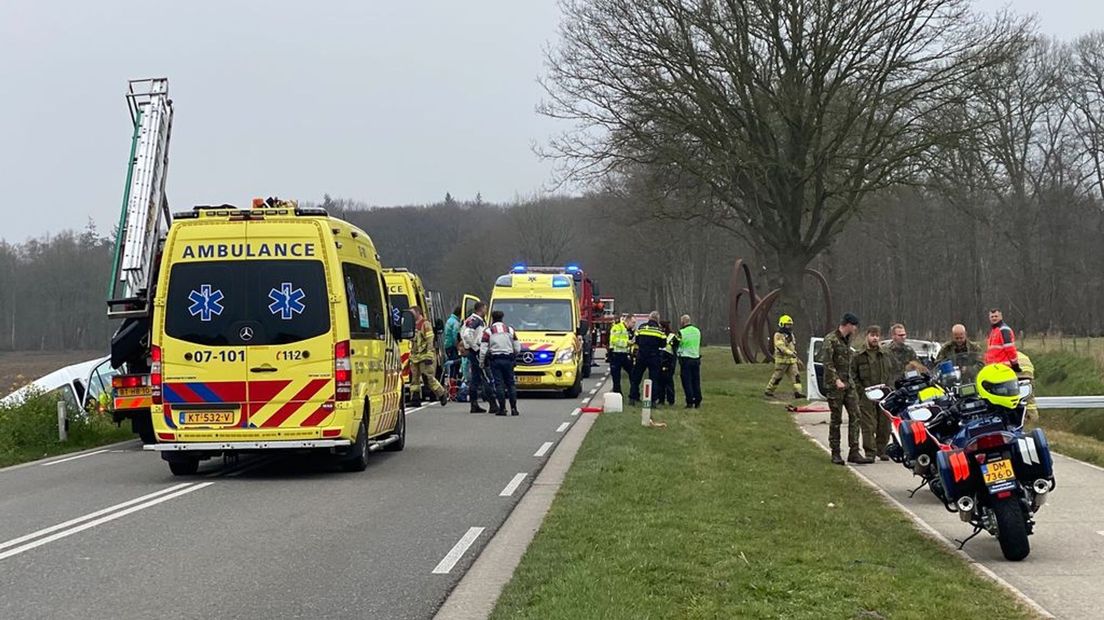 Meerdere ambulances zijn opgeroepen bij het ongeval.