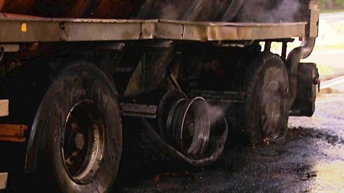 Vrachtwagentrailer met mest in brand bij Rheezerveen