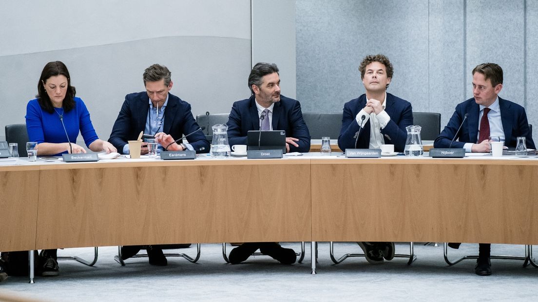 Kamerleden tijdens een commissiedebat over de Groningse gaswinning, links Sandra Beckerman (SP) (archief)