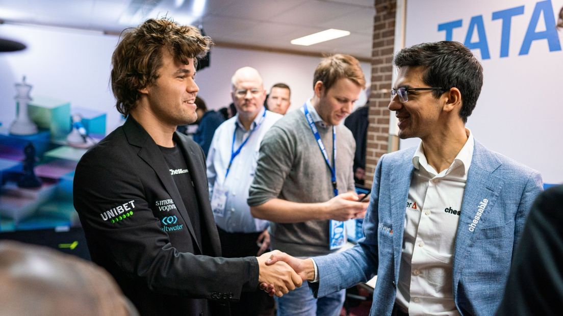 Achtvoudig Tata-winnaar Magnus Carlsen (links) feliciteert Anish Giri met zijn eerste toernooizege in Wijk aan Zee