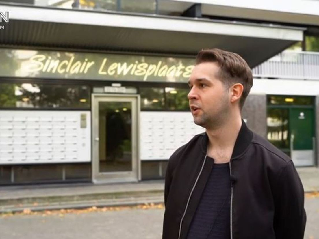 Senad bij een van de plekken waar hij heeft gewoond