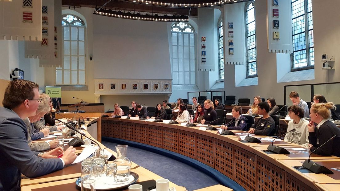 Jongeren in de Statenzaal tijdens het Provinciaal Jeugddebat