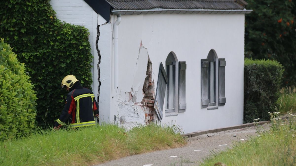 Dode bij botsing tegen woning (video)