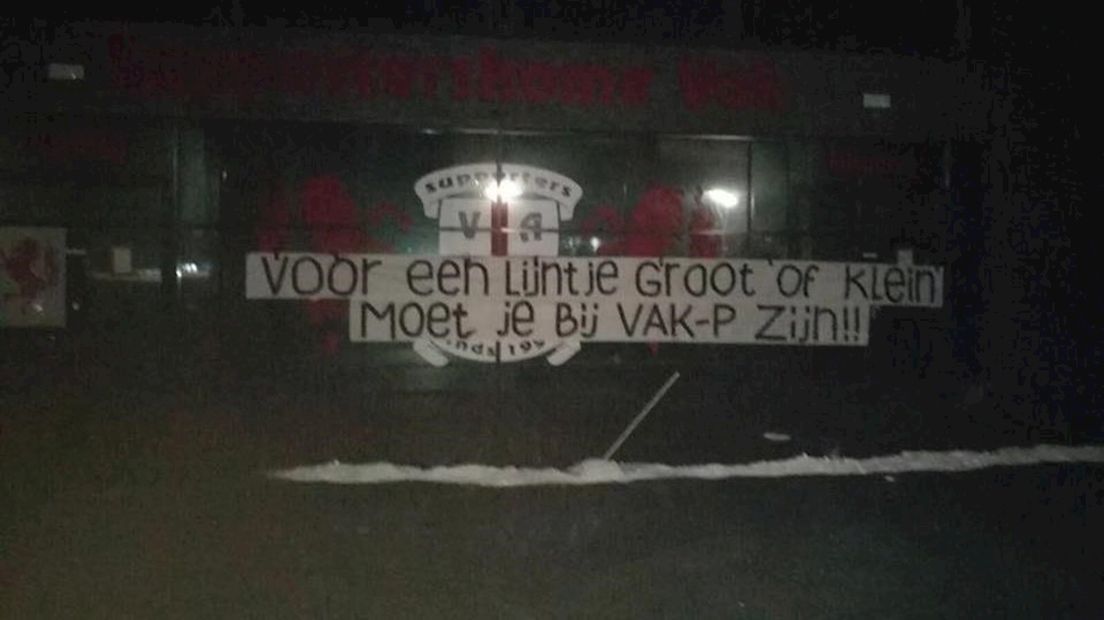 Het spanddoek voor het supportershome van Vak-P