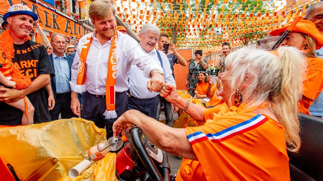 Koning Willem-Alexander en burgemeester Jan van Zanen op bezoek in de oranjestraat