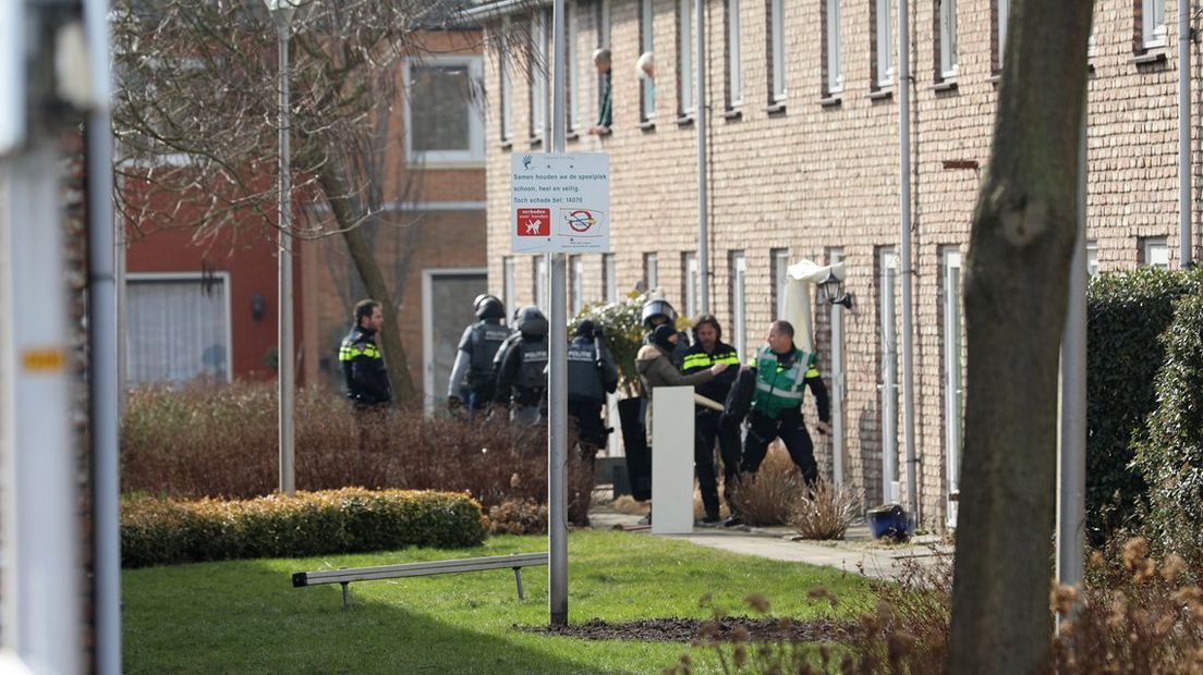 De politie viel aan de Nijkampvaart de woning binnen 