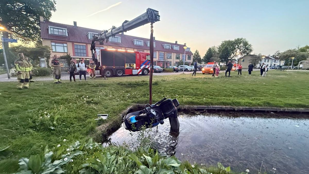 112 Nieuws: Scootmobiel belandt in het water in Almelo