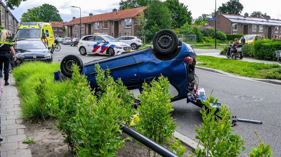 Auto slaat over de kop na aanrijding in Enschedese woonwijk. Auto slaat over de kop na aanrijding in Enschedese woonwijk.