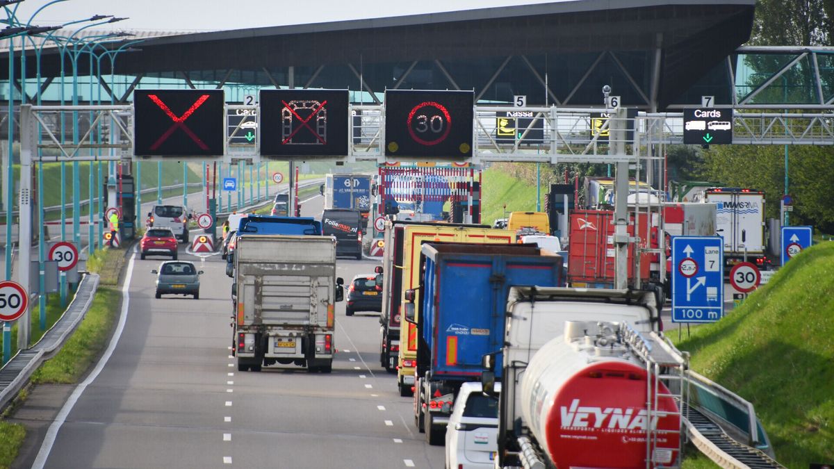 Auto vliegt in Westerscheldetunnel in brand, tunnel in beide richtingen afgesloten geweest