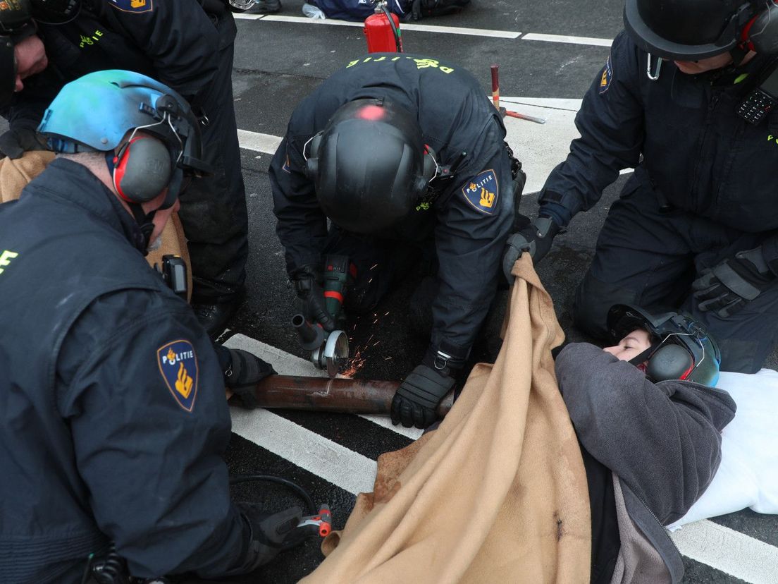 Haagse ambtenaar neemt ontslag na arrestatie bij klimaatdemonstratie voor VVD-kantoor