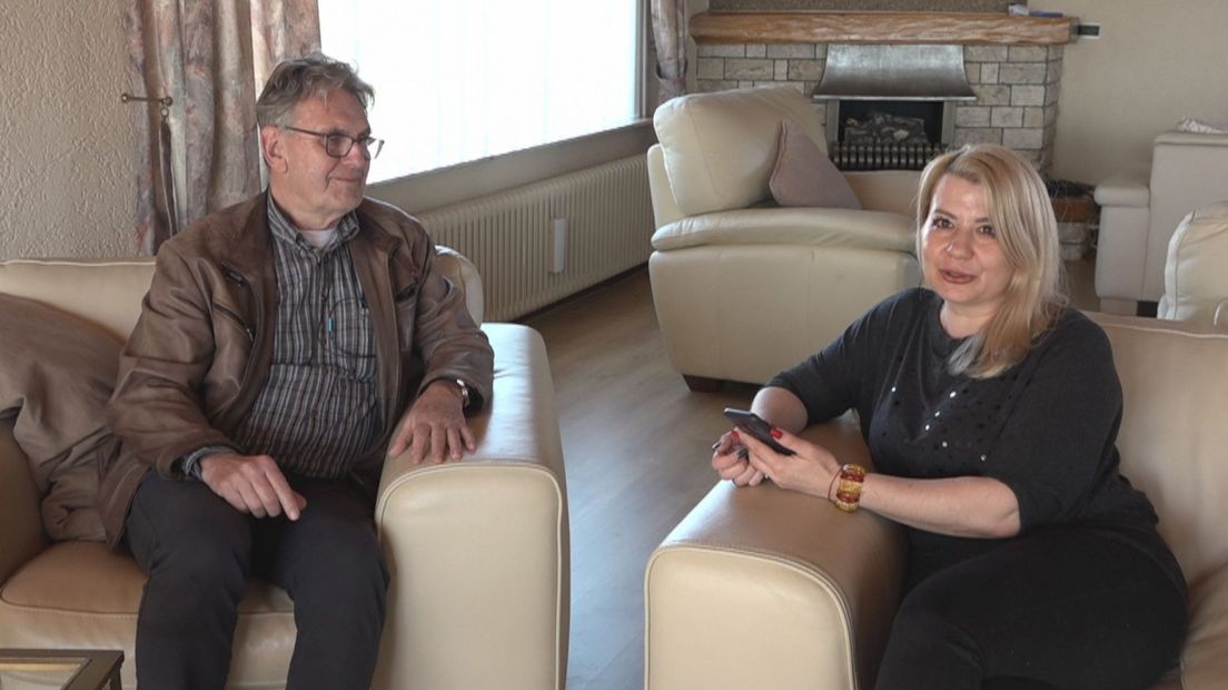 Leo Deurloo en Oksana communiceren met behulp van Google Translate