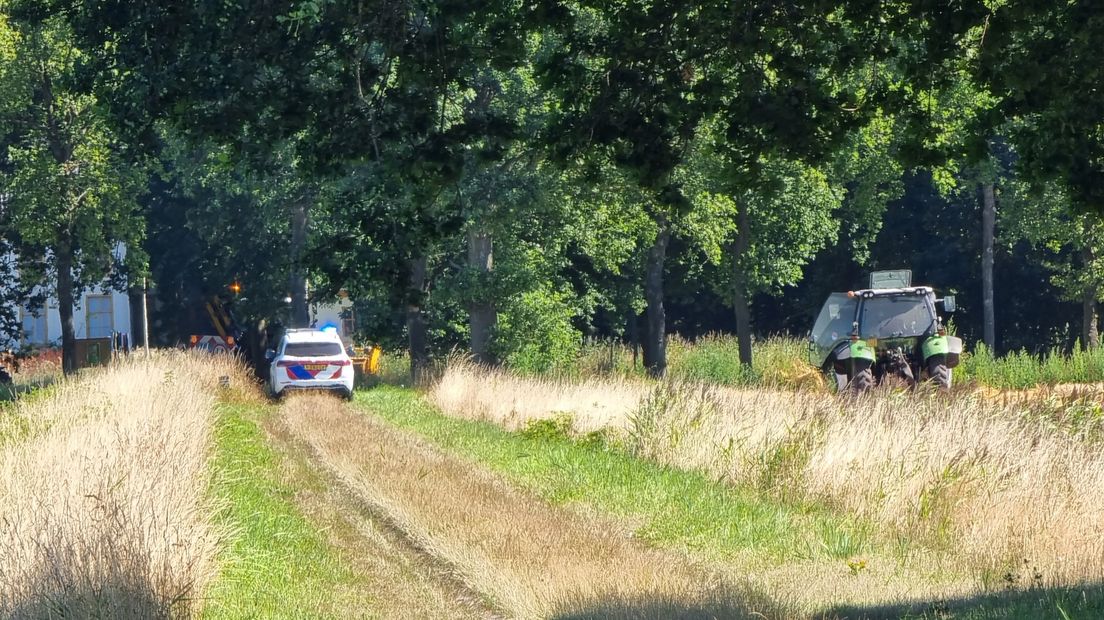 De politie op de plek van het ongeval met een combine