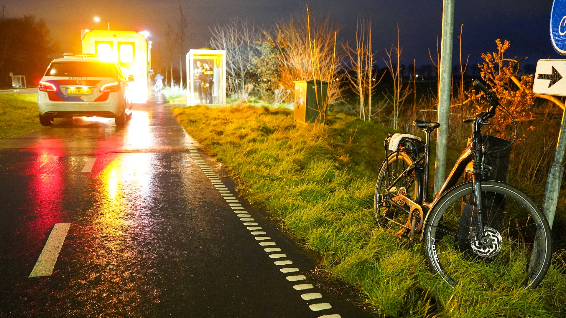 Bij Waterhuizen ging vrijdagmorgen een fietser hard onderuit door de gladheid