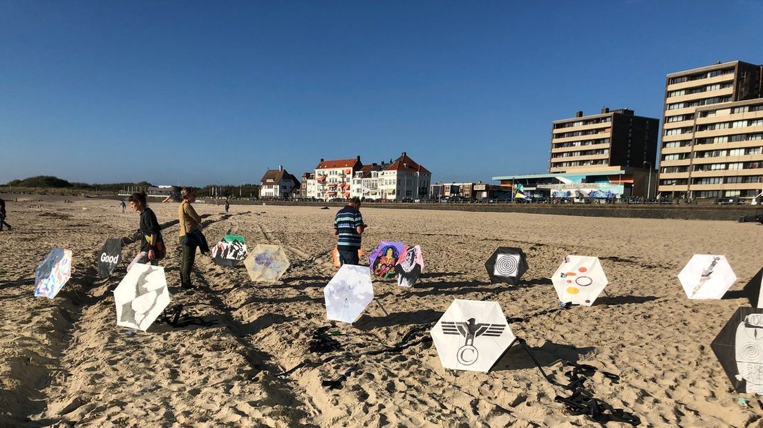 Vliegers op strand van Vlissingen