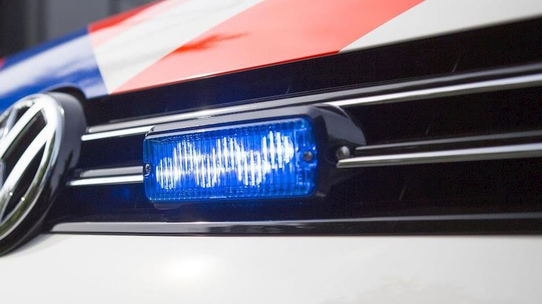 Auto op de kop in de sloot in brand naast A1 bij De Lutte
