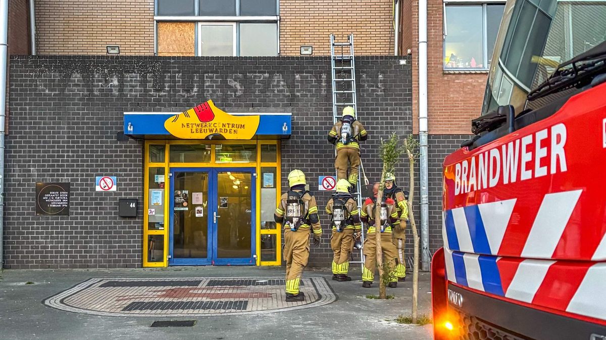 Mogelijke locatie voor drugsproductie aangetroffen in Sneek | Politieauto in de sloot bij Drachten