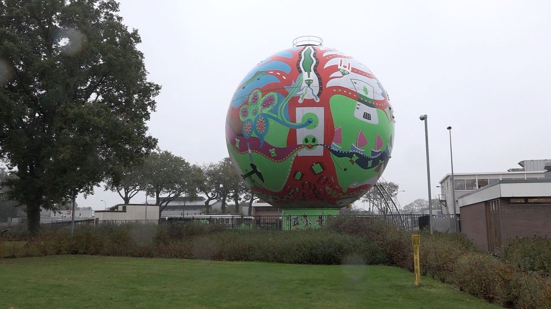 De voormalige gasbol van Emmen is tegenwoordig een kunstwerk.